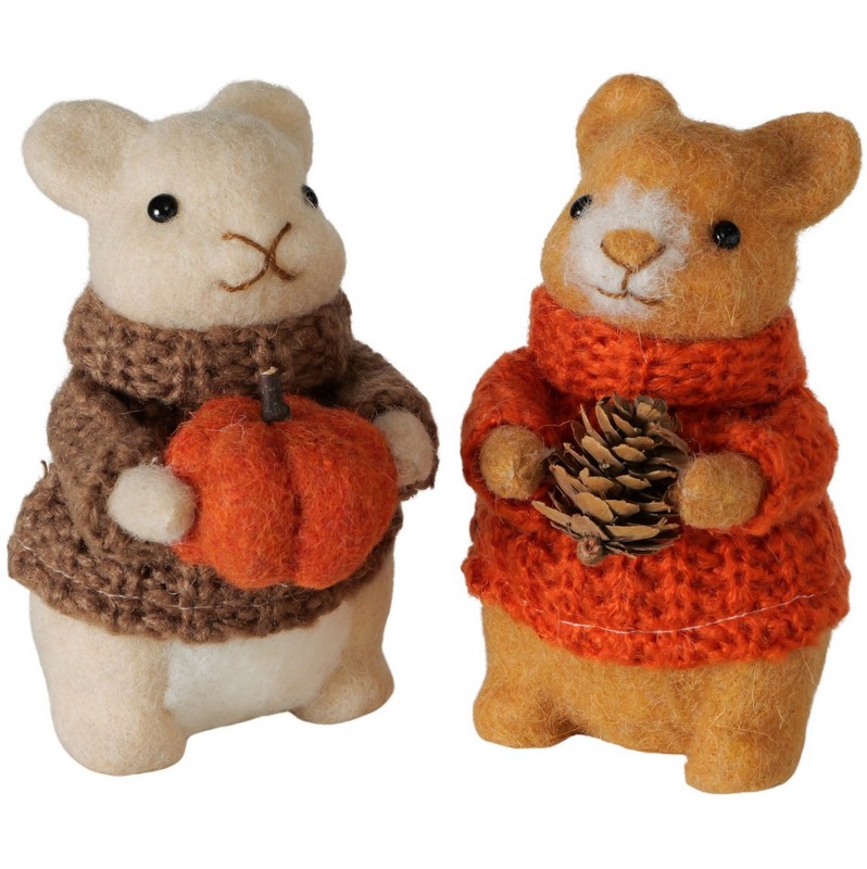 Criceto fatto a mano in lana cotta con maglione marrone e zucca, ideale come decoro autunnale